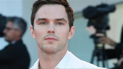 نيكولاس هولت يقترب من الانضمام لأبطال فيلم Nosferatu