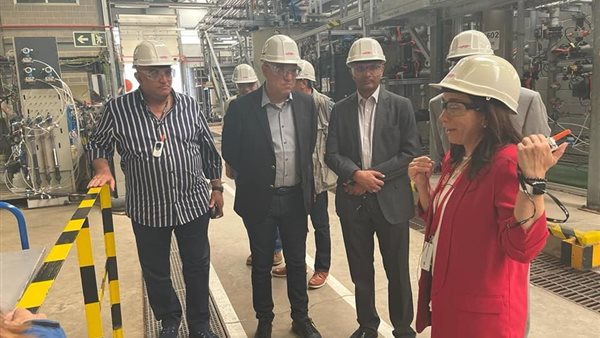 وزير الإسكان والمرافق