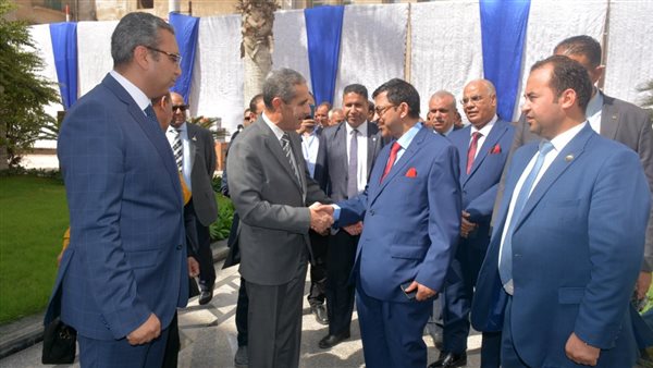  محافظ الغربية يسلم