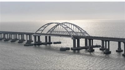 انفجار في جسر يربط روسيا بجزيرة القرم.. شاهد أول صور للحادثة | فيديو