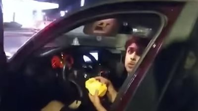 ضابط سابق بالجيش الأمريكي يطلق النار على شاب أثناء تناوله الطعام دون سابق إنذار | فيديو