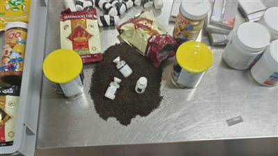 ضبط راكب بمطار القاهرة حاول تهريب كمية من الأدوية داخل عبوات غذائية 