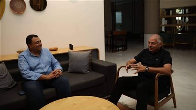 السفير المصري في تونس يزور بعثة الأهلي قبل مباراة اتحاد المنستيري