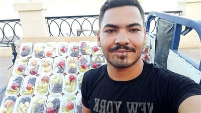 شاب يبيع طبق الفاكهة بـ5 جنيهات: هدفي المساعدة وليس الربح.. وأكتر من مكان رفض يشاركني لأن المكسب قليل | صور