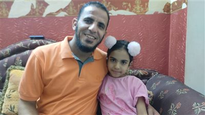 أمي ربتني على الأمانة.. تفاصيل عثور شاب على 150 ألف جنيه سقطوا من طبيب بالمنوفية