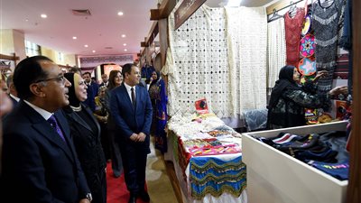 مدبولي يتفقد جناح منتجات أصحاب المشروعات التابعة لـ حياة كريمة بمعرض تراثنا