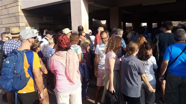  توافد الزائرين على