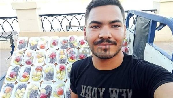 شاب يبيع طبق الفاكهة
