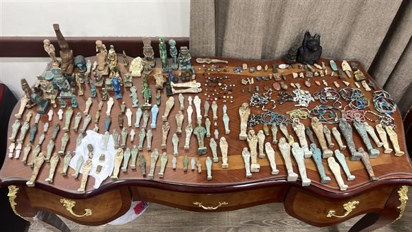  القطع الأثرية