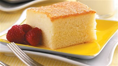 بـ 3 وصفات.. طريقة عمل الكيكة العادية باللبن الأخيرة للشيف منال العالم