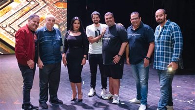 بعد تحضيرات 6 شهور.. الصور الأولى لمسرحية كازينو بديعة بطولة سمية الخشاب وإدوارد