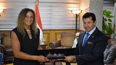 وزير الرياضة يكرم ميار شريف بعد تتويجها بلقب بطولة بارما الإيطالية