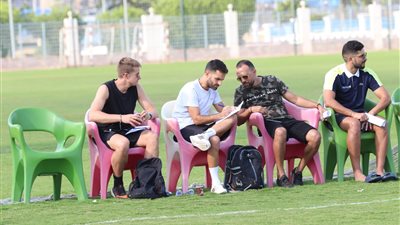 الجهاز الفني للإسماعيلي يتابع لقاء الشباب أمام فاركو