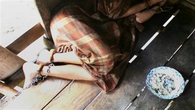 بسلاسل حديد.. أم تقيد ابنتها لـ إصابتها بفرط حركة بالدقهلية: نفسي أعالجها