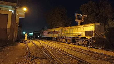 الصور الأولى لواقعة خروج جرار وعربة من قطار إدفو عن القضبان