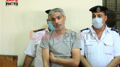 محامي سائق طريق السويس المتهور: باب العربية كان عطلان عشان كده فتحه وحط رجله عليه |صور وفيديو