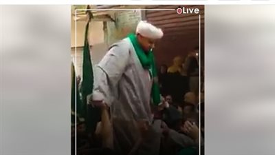 بيمشي فوق ظهورهم.. أزهري عن فيديو مثير لمريدي إحدى الطرق الصوفية: استعراض لكنه حب 