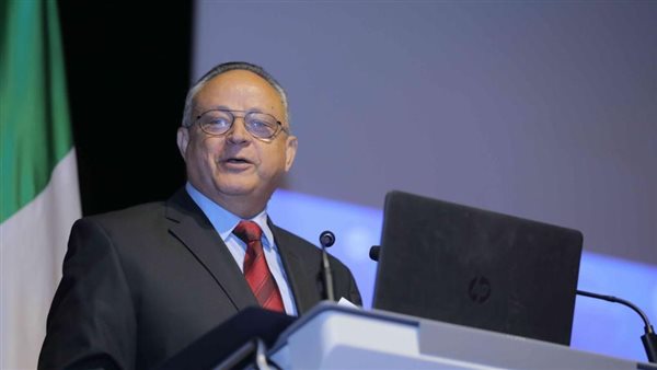 الدكتور أحمد زايد