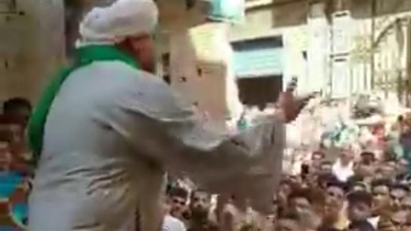 شخص يسير على رقاب