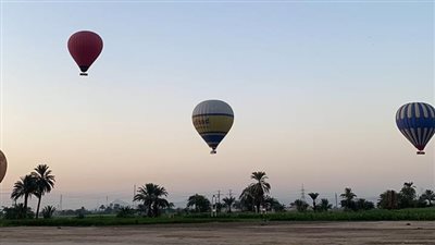 940 سائحا يحلقون على متن 47 بالون طائر بسماء الأقصر