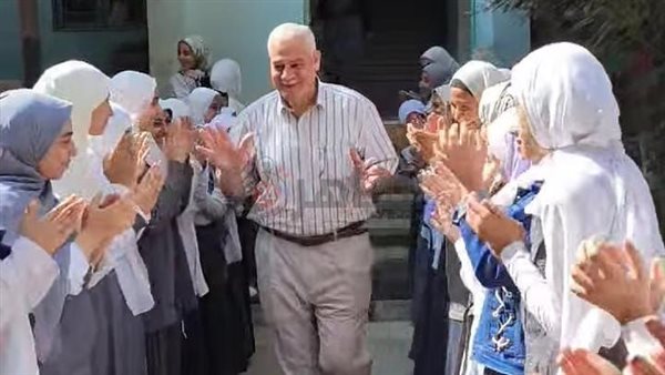 طالبات ينظمن ممرًا