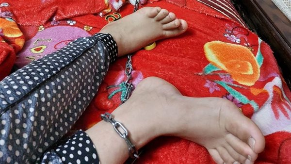 سيدة تقيد ابنتها