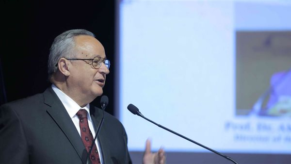 الدكتور أحمد زايد