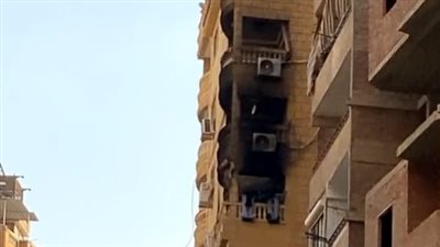 بسبب ماس كهربائي.. مصرع وإصابة 7 أشخاص من أسرة واحدة في حريق شقة بحلوان | بث مباشر 