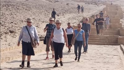 وفد سياحي من ألمانيا وإنجلترا يزور منطقة بني حسن الأثرية بالمنيا