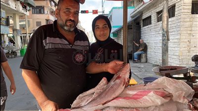 بعد وفاة أخوها.. داليا خريجة ليسانس الآداب تُساند والدها على فرش أسماك ببورسعيد: هفضل سنده العمر كله | صور وفيديو