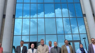 عميد كلية الطب بجامعة كيل بإنجلترا يتفقد جامعة بنها الأهلية بالعبور