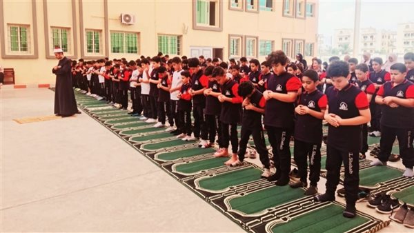 طلاب اثناء أداء الصلاة