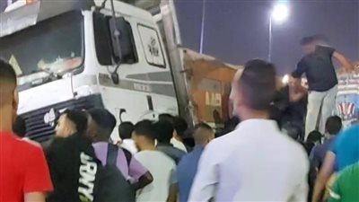 انحرفت مرتين والسواق ماشي من غير رخصة.. سقوط تريلا بمياه ترعة في الدقهلية 