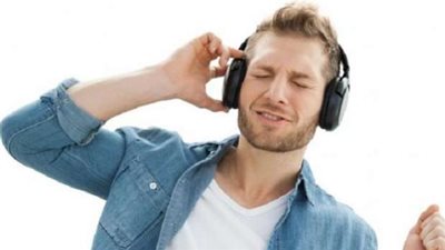 حكم سماع الأغاني في الشرع.. متى تكون حراما؟