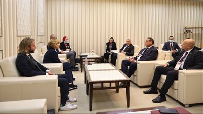 وزير التنمية المحلية يبحث مع منظمة المدن والحكومات العالمية مواجهة التحديات الحالية