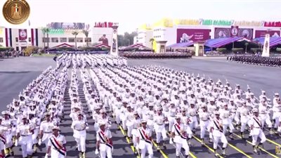 قوى متلاحمة.. طلاب الشرطة يشاركون في حفل تخرج الكلية الحربية بحضور الرئيس السيسي| صور