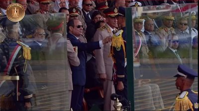 الرئيس السيسي يقلّد أوائل خريجي الكليات العسكرية نوط الواجب
