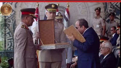 الأكاديمية العسكرية تهدي الرئيس السيسي نسخة من القرآن الكريم