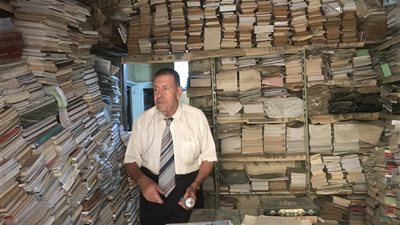 قيمتها 5 ملايين جنيه.. طبيب بالدقهلية يجمع الكتب للقراءة منذ 47 عاما: نفسي الجميع يستفيدوا منها
