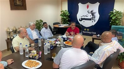 رئيس إنبي يجتمع بلجنة الكرة لوضع اللمسات النهائية قبل انطلاق الدوري