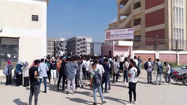 طلاب الدبلومات الفنية