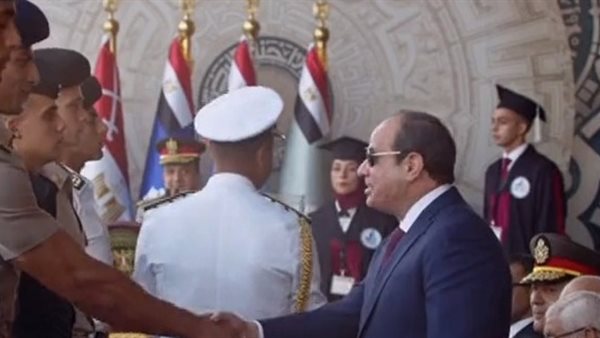 السيسي يصافح أوائل
