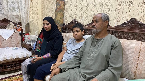 الإبن المصاب مع والديه