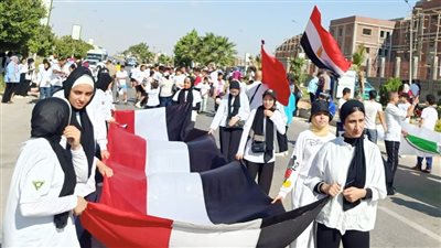 يحملون علما طوله 1500 متر.. مسيرة شبابية بالجيزة احتفالا بذكرى انتصارات أكتوبر 