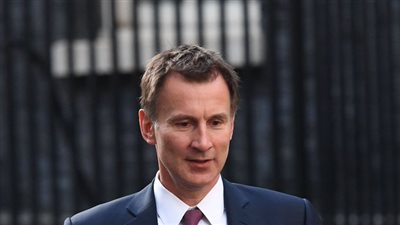 رئيسة وزراء بريطانيا تعلن تعيين جيرمي هانت وزيرا للخزانة