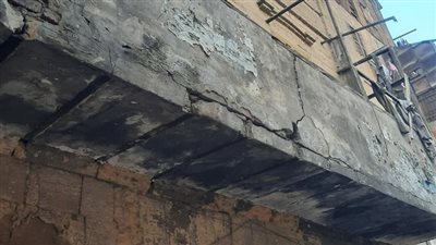 يشكل خطورة على المواطنين.. فصل المرافق عن عقار بالوايلي للبدء في إزالته | صور