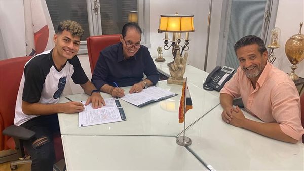 جلسة توقيع عبد الرحمن