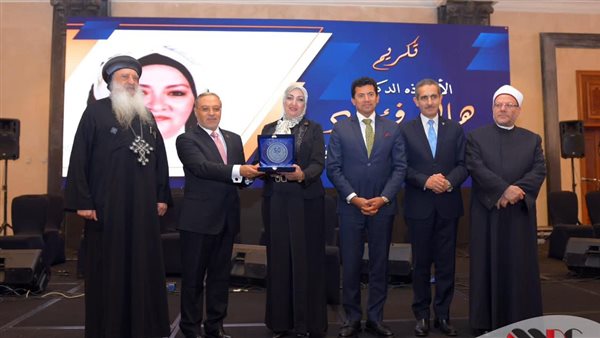 رئيس جامعة طنطا يكرم