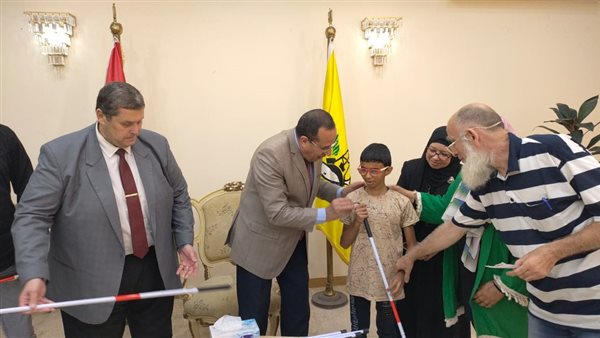 توزيع العصا البيضاء