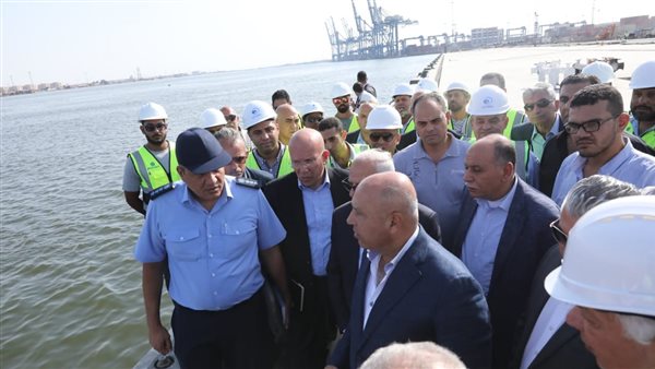 وزير النقل خلال الجولة